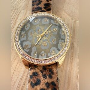Guess ladies gold tone leopard print watch NEW BATTERY